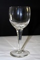 Aage, 
Rød/hvidvin, 
højde 15-15,5 
cm. Holmegaard 
glasværk 
1917-50. Facet 
slebet stilk og 
op til ...