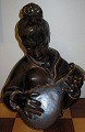 Kgl. Porcelæn Johannes Hedegaard Stentøjs Figur "Mandolinpige" No 21018