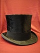 Høj hat med 
mulvarbeskind.
mål indvendig 
18,5 x 15,5 cm.
pæn stand.