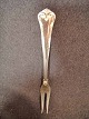 Herregaard. 
Cohr
Tre tårnet 
sølv 
Pålægs gaffel
Længde: 12,5 
cm
Kontakt for 
lager