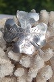 Dansk sølv 
830s. Fin lille 
broche med 
firkløver 
motiv, længde  
3 X 3,2cm. Pæn 
velholdt Stand.