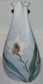 Bing & Grøndahl 
Art Nouveau 
Vase i en 
Triangular form 
No 3226/58. 
Måler 22cm og 
er i perfect 
stand.