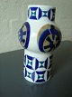 Sargadelos 
Porcelæn, 
Spanien:
Kegleform vase 
med kugle.
Porcelæn med 
blå, brun og 
grøn ...