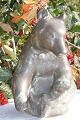 Johgus Keramik, 
Rønne Bornholm. 
Stor bjørn af 
glaseret 
lertøj. Højde 
23cm. fin hel 
stand.