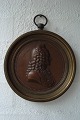 Ubekendt fransk 
kunstner (19 
årh):
Voltaire i 
profil.
Patineret 
bronze plakette 
med forgyldt 
...