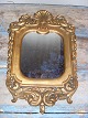 Forgyldt ny 
rococo spejl, 
fra 1800 
tallets 
slutning,
udskåret i 
ædeltræ.
Mål: 30x46cm.