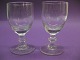 Tønde formede 
glas 
fremstillet ca. 
1880. Højde ca. 
10 cm. 
Mundblæst glas 
på stilk med 
knap og ...