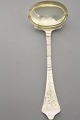 Antik Rokoco, 
Fredericia 
sølv. 
Tretårnet.
Sovseske, 
længde 18 cm. 
Fin stand. 
Pris: 625 kr.