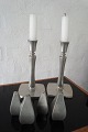Just Andersen 
Tin:
Par høje 
glatte 
lysestager med 
kvadr. fod og 
kantede 
baluster ...