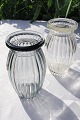 Små blomster 
vaser, 
Holmegaard 
glasværk ca. 
1939. 
Hospitalsvaser 
af presset 
glas. 
1 af klar ...