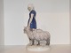Stor Bing & 
Grøndahl Figur, 
bondepige med 
tre får.
Af 
fabriksmærket 
ses det, at 
denne er ...