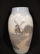 Vase med mølle.
Bing & 
Grøndahl B&G 
nr. 8695-243 
1. sortering.
kontakt for 
pris
