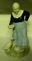 Antik 
Porcelænsfigur 
fra 
Tyskland/Italien 
gammel Dame med 
gæs. Måler 19cm 
og er i perfekt 
stand.