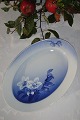 B&G Julerose, 
kaffe- og 
spisestel. 
Dekoreret med 
julerose i 
relief, Smukke 
blå farver på 
hvidt ...