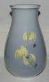 Vase i porcelæn 
fra Royal 
Copenhagen. I 
perfekt stand. 
Dekoreret af 
Thorkild Olsen. 
Signeret af ...