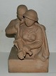 "Mand giver 
kvinden frakke 
på" - Figur i 
keramik fra 
Royal 
Copenhagen fra 
1950. Ubekendt 
...