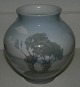 Vase i porcelæn 
fra Bing & 
Grøndahl. 
Dekoreret med 
træer og åløb. 
Fremstillet 
mellem 
1915-1948. ...