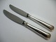 Dobbeltriflet 
knive:
Middagskniv, 
ny model, 
længde ca. 20,5 
cm, kr. 195,- 
stk.
Frokostkniv, 
ny ...