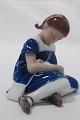 Lille pige, 
Bing og 
Grøndahl 
porcelænsfigur. 
B&G Pige med 
dukke nr. 1526. 
Højde 9cm. 1. 
...