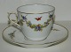 Spinkel kop i 
porcelæn fra 
Royal 
Copenhagen. 
Dekoreret med 
blomsterranke 
samt 
sommerfugle i 
...