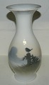Vase i porcelæn 
fra Royal 
Copenhagen. 
Dekoreret med 
fugl i 
landskabet. 2. 
sortering. 
Fremstillet ...