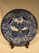 Japansk 
porcelæns 
tallerken med 
blå underglasur 
i en dekoration 
med en 
blomsterkurv og 
med ...