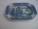 1 rigt 
dekoreret blåt 
fad af kinesisk 
porcelæn, Kina 
ca. 1840.
32.5cm. langt 
og 23cm. bredt.