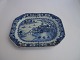 1 rigt 
dekoreret blåt 
fad af kinesisk 
porcelæn, Kina 
ca. 1840.
33cm. langt og 
25.5cm. bredt.