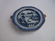 1 blåt rigt 
dekoreret 
varmetallerken 
af kinesisk 
porcelæn m. 
guldkant, Kina 
ca. 1860.
24cm. i ...