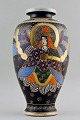 Stor japansk 
Satsuma fajance 
vase. Dekoreret 
med mand og 
kvinde i 
profil. I 
perfekt stand. 
33 ...
