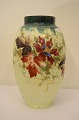 Meget velholdt 
antik glasvase 
i farven 
opalhvid 
bemalet med 
smukke blomster 
dekorationer og 
...