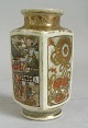 Satsuma vase, 
19. årh. 
fajance, 
polykrom 
dekoration med 
guld, motiver i 
form af 
mennesker på en 
...