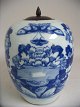 Stor kinesisk 
bojan i 
porcelæn, 19. 
årh. Dekoreret 
i blåt med 
vandplanter og 
sommerfugle. 
H.: 27 ...