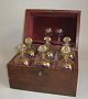 Decanter box, 
England, 19. 
&aring;rh. i 
mahogni, med 6 
originale 
karafler med 
propper med 
guld ...