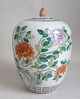 Kinesisk låg 
krukke, i 
porcelæn, 20. 
årh. Polykrom 
dekoration med 
fugle og 
blomster. 
Stemplet i ...