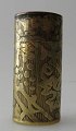 T&aelig;ndstikholder 
i messing, 
Kina, 19. 
&aring;rh. Med 
dekorationer. 
H.: 5 cm. 
Cylinderformet.