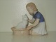 Bing & Grøndahl 
figur, pige med 
hvid 
kattekilling i 
kurv.
Dek nr #2249
Længde 11,1 cm 
...