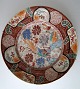 Imari 
tallerken, 
Kina, 19. 
&aring;rh. 
Polykrom 
dekoration med 
p&aring;fugl 
ved 
vandl&oslash;b. 
...