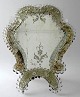 Venetiansk 
bordspejl, 20. 
&aring;rh. Med 
rocailler og 
blomster. 
P&aring; 
sejlglas slebne 
...