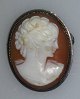 Brooch in Camé 
with woman in 
profile. H .: 
3.2 cm. B .: 
2.2 cm. With 
silver frame.
