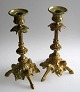 Par franske 
stager i 
lueforgyldt 
bronze, 19. 
årh. Med fod i 
form af 
bukkehorn og 
agern. ...