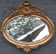 Forgyldt ovalt 
nyrococo spejl 
. Danmark, 19. 
&aring;rh. 
Facetslebet 
spejl. 
Dekoreret med 
...