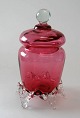 L&aring;gkrukke 
i rubinfarvet 
glas, 20. 
&aring;rh. 
Odense 
Glasv&aelig;rk. 
F&oslash;dder 
og ...