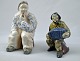 Tre figurer i 
glaseret 
keramik med 
motiv af To 
siddende sømænd 
i glaseret 
keramik og et 
egern ...