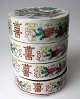 Kinesisk 
porcel&aelig;ns 
mad container, 
famille vert, 4 
delt, 19. 
&aring;rh. 
Cylinder form. 
...