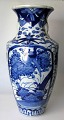 Japansk vase, 
bl&aring; 
dekoreret med 
fugle og 
blomster 
motiver, 19. 
&aring;rh. Med 
figurer som ...