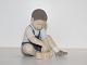 Bing & Grøndahl 
Figur, dreng 
leger med 
klodser.
Af 
fabriksmærket 
ses det, at 
denne er ...