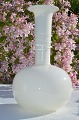 Stor flot 
kugleformet 
vase fra serien 
"Napoli" , 
opalglas med 
klar glastråd 
om halsen. 
Højde ...