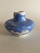 Rørstrand Art 
Nouveau Vase 
Krystal Glasur 
i blå. Måler 
12,5cm.