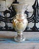 Vase i 
fattigmads sølv 
med håndmalet 
deoration, 
fremstår med 
super fin 
patina.
Højde 22cm.